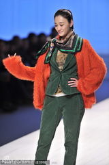 组图：李小冉橘色皮草配绿色套装T台鲜亮走秀