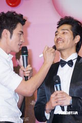 组图：蓝正龙抢拍林书豪球衣 周汤豪捐衣做义卖