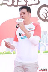 组图：准爸爸陈豪看书学照顾宝宝 向好友取经