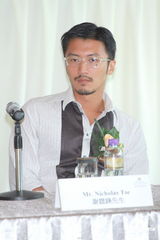 组图：谢霆锋出席活动大方任拍照 拒回应婚变问题 