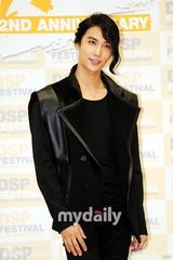 组图：韩团Kara等参加音乐会秀傲人曲线