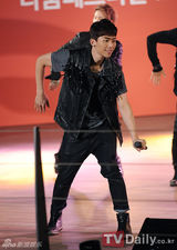 组图：韩团帝国之子B.A.P等唱响分享演唱会