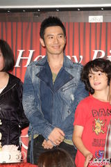 组图：邱黎宽庆生黄晓明送香吻