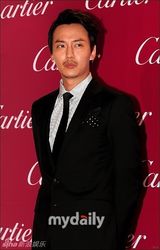 组图：金喜善亮相发型老气 尹恩惠镂空装魁梧