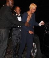 组图：女星真空险跌倒 胸前失守疑遭保安揩油