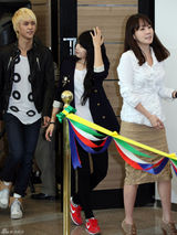 组图：东方神起昌珉与贤雅金正恩等出席宣传活动