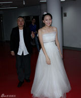 组图：王一楠后台庆生被抹花脸 刘小锋献吻