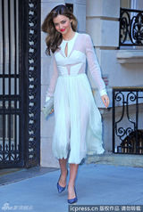 组图：米兰达-可儿白色透视礼服亮相 性感迷人