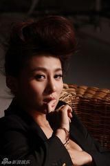 组图：贾青华美变身 黑色西装不失妩媚性感