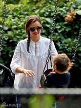 组图：米兰达可儿抱娃玩滑梯荡秋千母爱泛滥