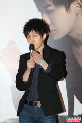 组图：混血魔术师Yif秀法式接吻为新书造势