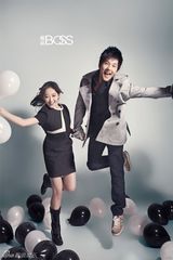 组图：杨洋蒋梦婕登杂志封面 演绎情侣档甜蜜新春