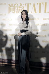 组图：秦岚复古长裙优雅亮相杂志晚宴 称经历蜕变