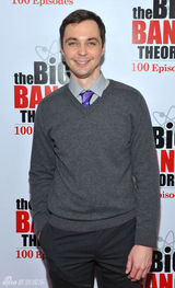 组图：《生活大爆炸》百集庆典谢耳朵招牌憨笑