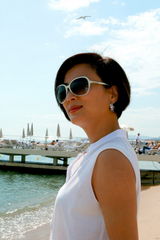 幻灯图集：李玲玉戛纳海滩写真展“甜歌皇后”风采