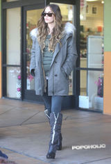 高清图：梅根-福克斯素颜挺大肚出街 老公护驾