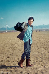 组图：秦昊拍异境时尚写真 显个性型男多面魅力