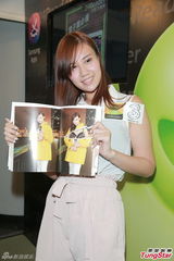 组图：温梓乔宣传写真 称销量好穿泳装答谢书迷