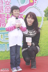 组图：官恩娜任爱心大使 参与慈善笑容亲切