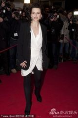 组图：《她们》柏林首映朱丽叶-比诺什热拥搭档