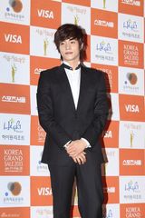 高清组图：f(x)SHINee等闪耀首尔歌谣大奖红毯