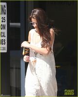 组图：赛琳娜长发披肩 优雅白色长裙出街