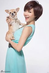 组图：房祖名邓家佳登封面 与萌宠嬉戏气质调皮