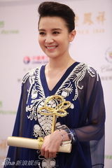 组图：小宋佳凭《悬崖》获最佳女演员奖