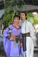 高清图：石小群变身叛逆平民代言人 百变造型成看点