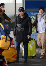 组图：黄海波黑装戴眼镜亮相 戴口罩步履匆匆