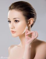 组图：任珈锐妆容大片 彰显性感女王气质