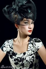 组图：王艺曈曝写真 一抹红唇演绎时尚复古格调