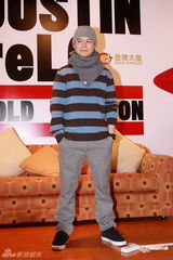 组图：侧田暂别香港乐坛泪洒现场 将移师北京发展