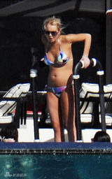 幻灯图集：林赛-罗韩海岛度假 五彩泳衣秀身材