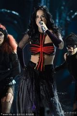 组图：凯蒂-佩里红十字Bra挺雪乳飚唱新单