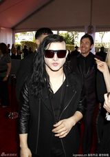 组图：格莱美红毯群星纷纷亮相星光熠熠