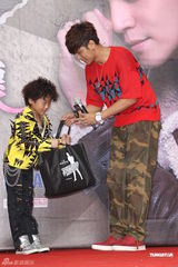 组图：罗志祥不满“乱伦”话题当众黑脸