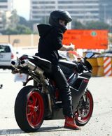 组图：比伯劲酷黑衣摩托狂飙 分手后兜风放松