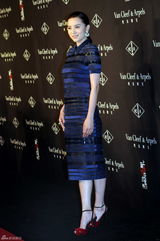 组图：巩俐红裙现身上海 避媒体不谈离婚