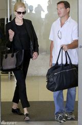 组图：妮可-基德曼返美 透明黑丝内衣bra隐现