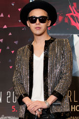 组图：GD拄拐开唱现场劲爆 个性服装抢眼