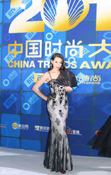 组图：宁丹琳2011中国时尚大典红唇白肌玩蕾丝诱惑