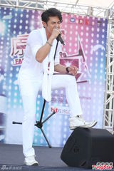 组图：汪东城蔡旻佑台北为电视原声带签唱