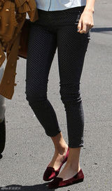 组图：泰勒-斯威夫特衬衫搭九分裤