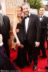 组图：美国导演贾德-阿帕图携妻出席金球奖红毯