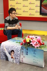 组图：王铮亮做客谈与妻子爱情 张靓颖助阵个唱