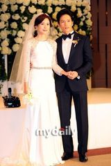 组图：池城李宝英大婚 恩爱亮相摸脸亲吻秀婚戒