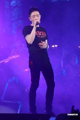 组图：黄贯中红馆卖力开唱 陈豪林保怡等助阵