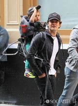 组图：奥兰多背爱子出游 小弗林调皮抠老爸鼻子