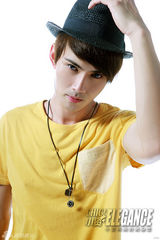 组图：徐正曦登杂志封面 多面风格展现男儿本色